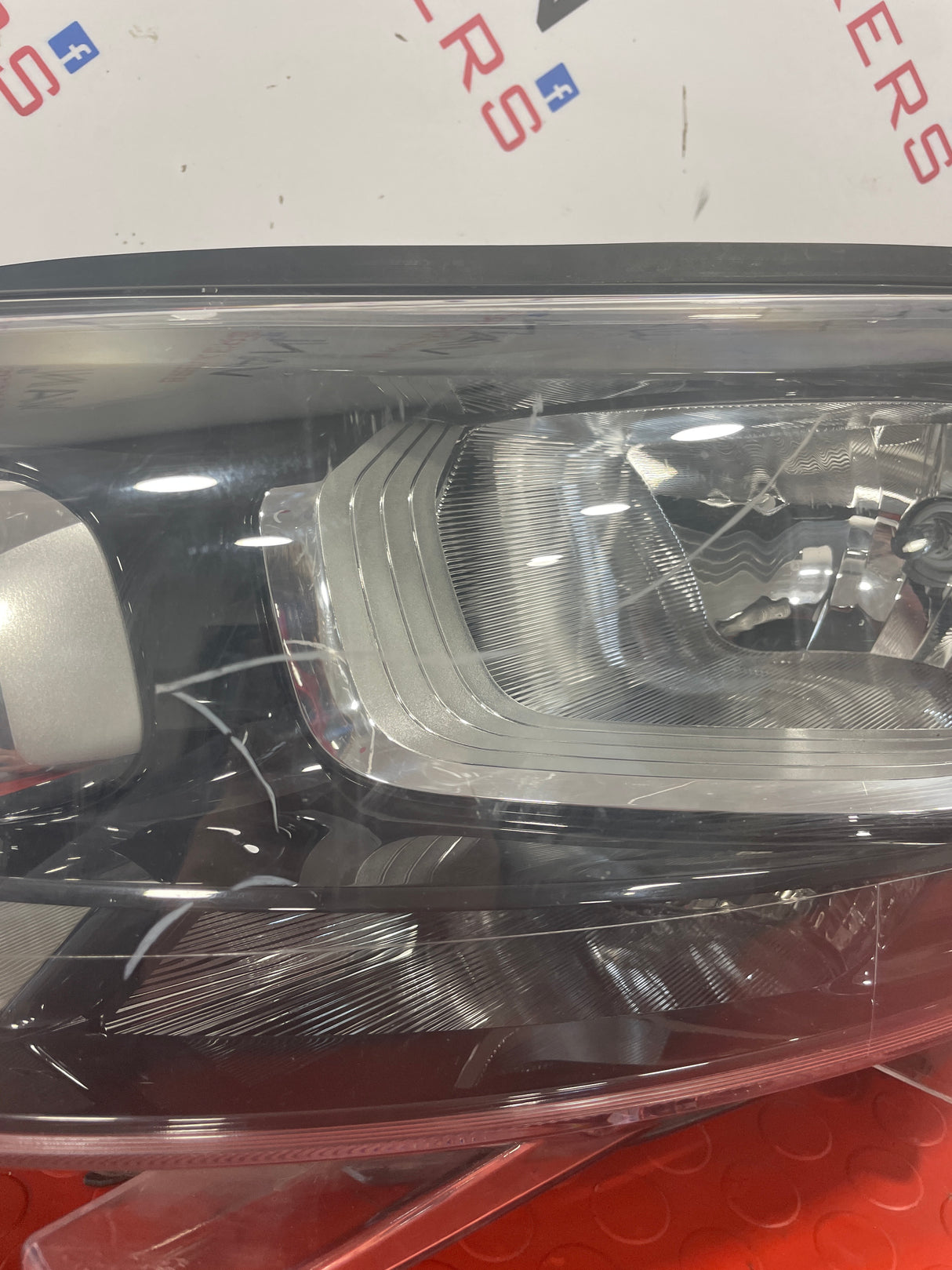 Citroen Dispatch/ Peugeot Expert/ Toyota Proace/ Vauxhall Vivaro (19) PASSENGER SIDE HEADLIGHT 2017-2024 (Damaged see pics) P/N 9808567980-D2