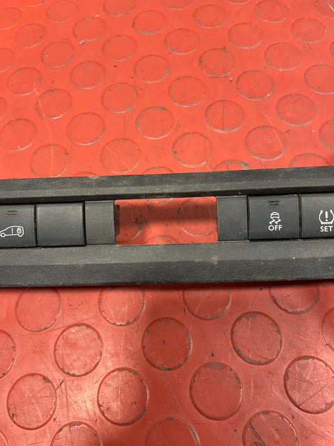 Citroen Berlingo/Peugeot Partner INTERIOR SWITCHES 2019-2024 P/N 9811141877 - 1 / 9808825177