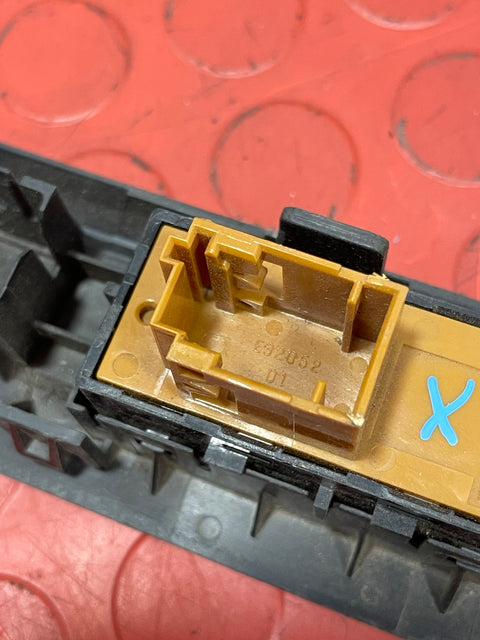 Citroen Berlingo/Peugeot Partner REAR CENTRAL LOCKING SWITCH AND PANEL 2019-2024 P/N 9811141877 / 9808825177