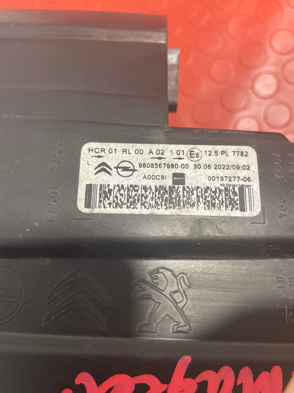 Citroen Dispatch/ Peugeot Expert/ Toyota Proace/ Vauxhall Vivaro (19) PASSENGER SIDE HEADLIGHT 2017-2024 (Damaged see pics) P/N 9808567980-D2