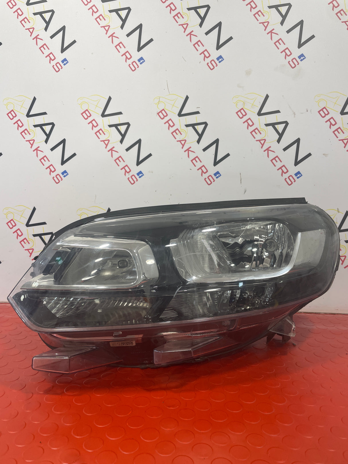 Citroen Dispatch/ Peugeot Expert/ Toyota Proace/ Vauxhall Vivaro (19) PASSENGER SIDE HEADLIGHT 2017-2024 (Damaged see pics) P/N 9808567980-D2