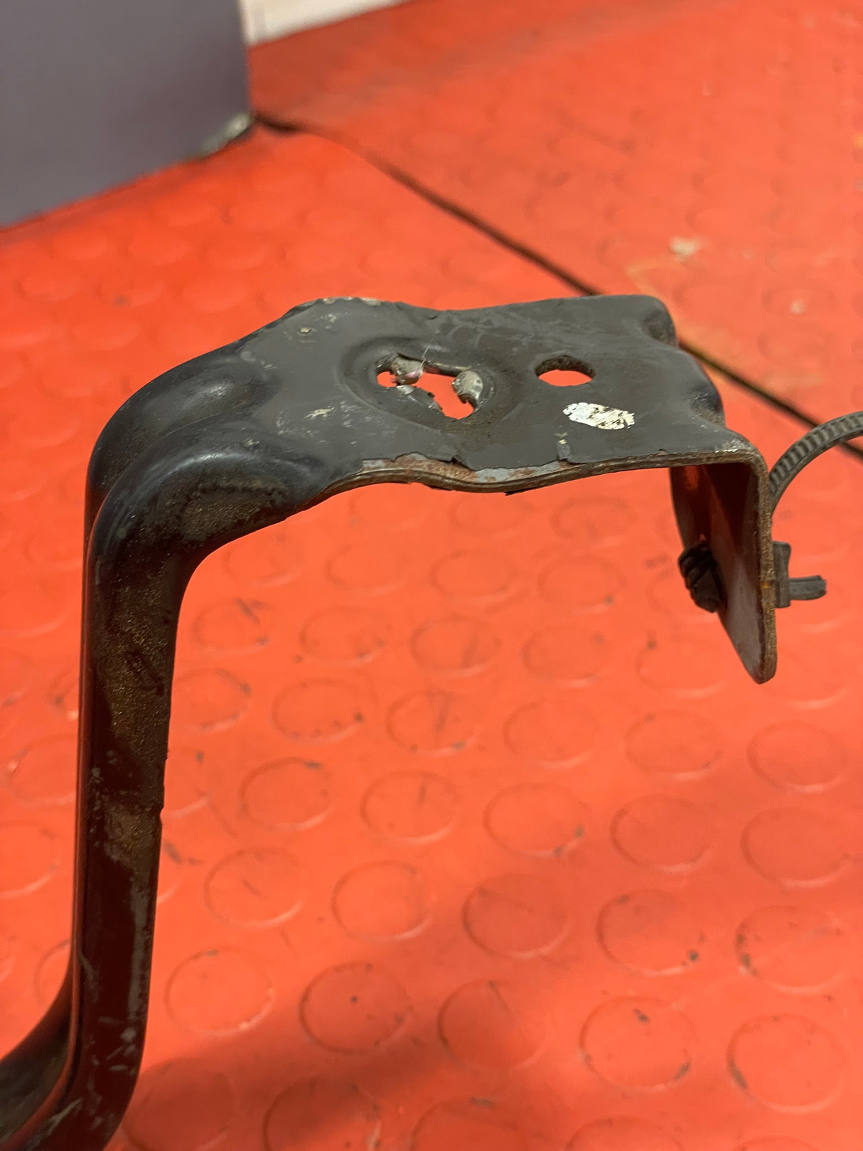 Citroen Dispatch/ Peugeot Expert/ Vauxhall Vivaro/ Toyota Proace FUEL TANK STRAP 2016-2024 P/N 9813784480 - 1