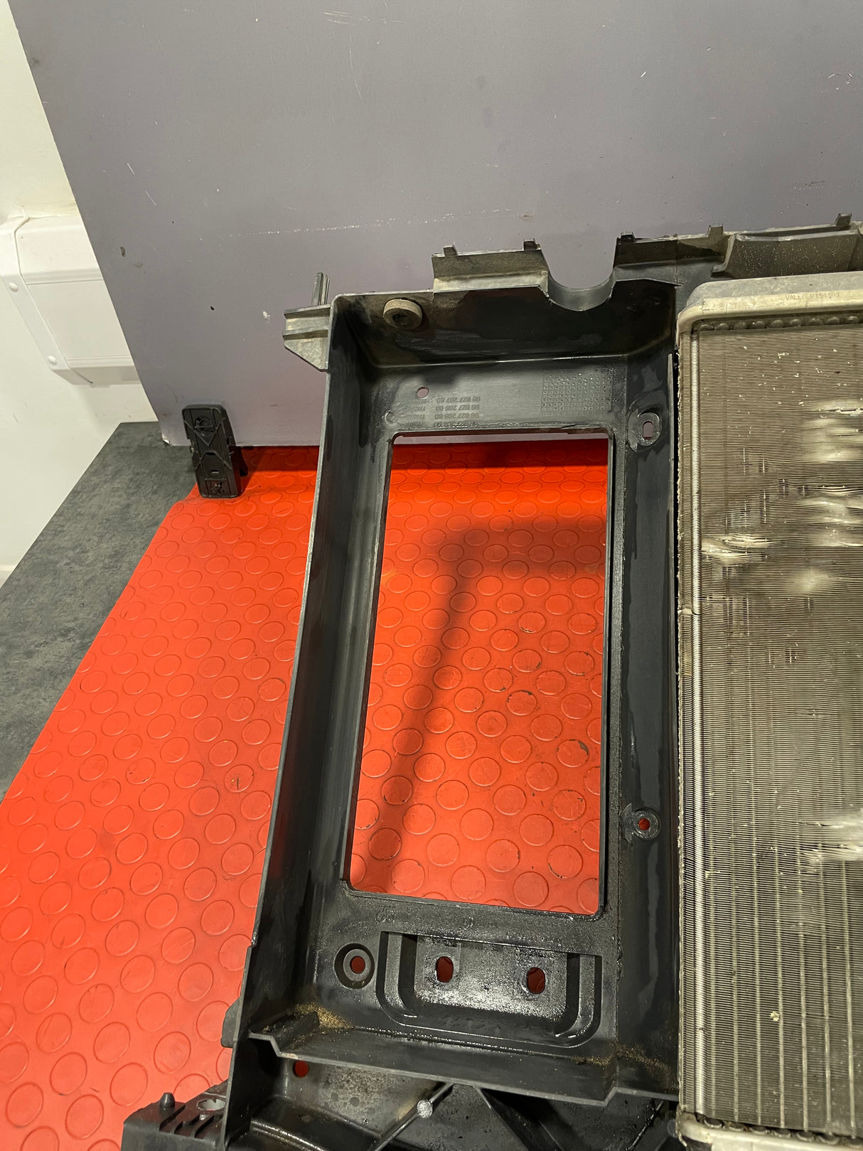 Citroen Berlingo/Peugeot Partner RADIATOR ASSEMBLY W/ FRAME (Minor Crack in the Frame) 1.6 2008-2016 P/N 9682720480