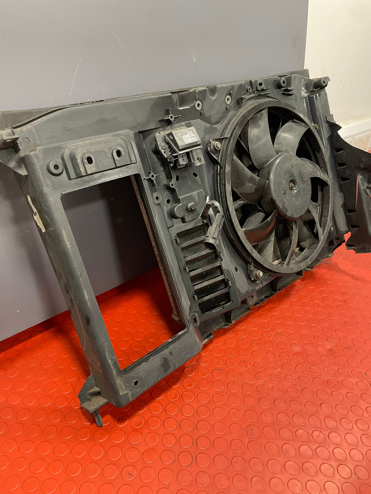 Citroen Berlingo/Peugeot Partner RADIATOR ASSEMBLY W/ FRAME (Minor Crack in the Frame) 1.6 2008-2016 P/N 9682720480