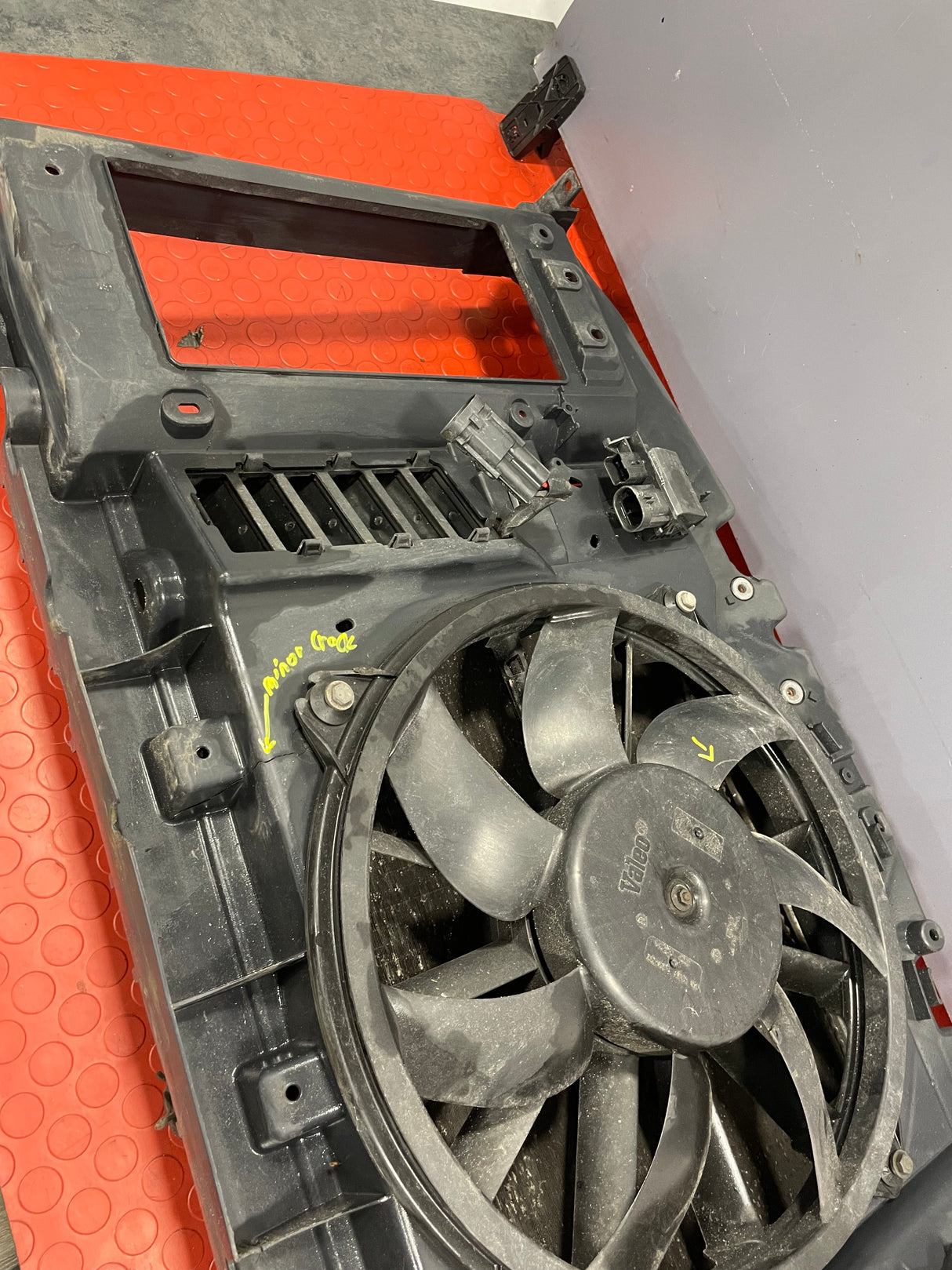 Citroen Berlingo/Peugeot Partner RADIATOR ASSEMBLY W/ FRAME (Minor Crack in the Frame) 1.6 2008-2016 P/N 9682720480