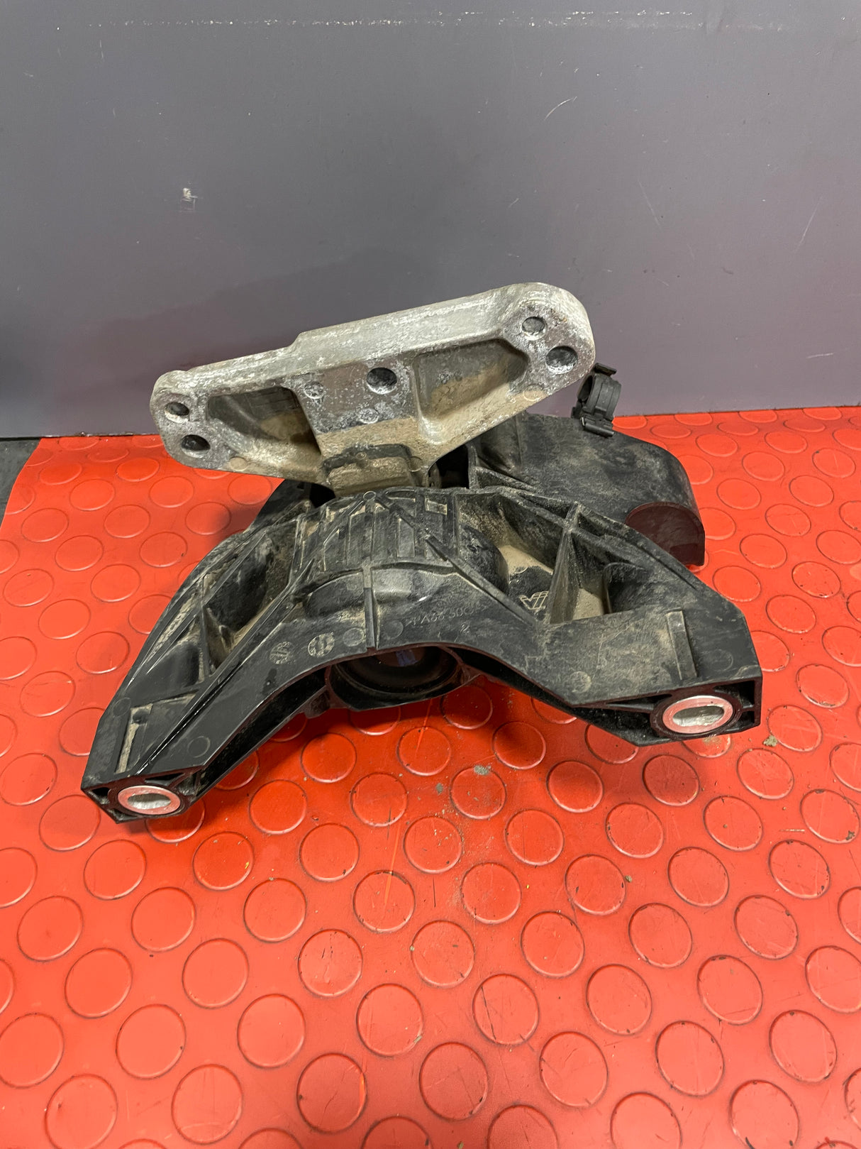 Citroen Berlingo/Peugeot Partner/Vauxhall Combo/Toyota Proace City ENGINE MOUNT O/S DRIVER'S SIDE 1.5 2019-2024 P/N 9820297580