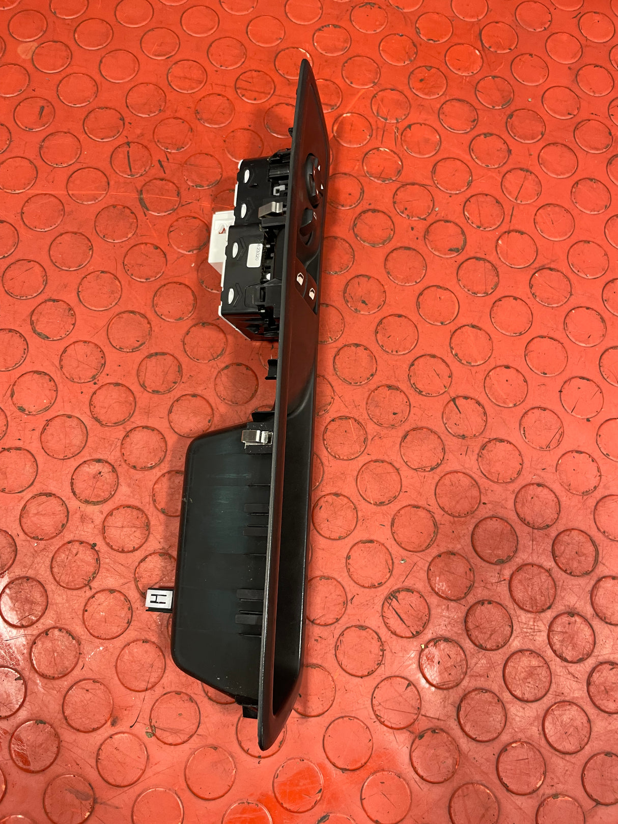 Vauxhall Vivaro/Citroen Dispatch/Peugeot Expert/Toyota Proace WINDOW CONTROL Driver's Side 2016-2024 P/N 98144413ZD/9809179677