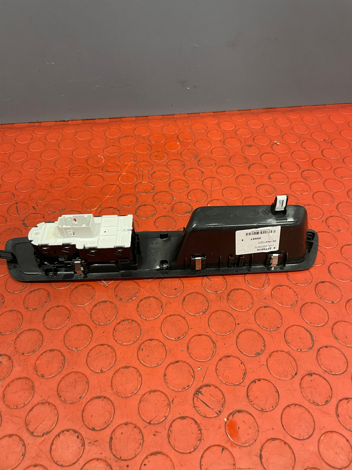 Vauxhall Vivaro/Citroen Dispatch/Peugeot Expert/Toyota Proace WINDOW CONTROL Driver's Side 2016-2024 P/N 98144413ZD/9809179677