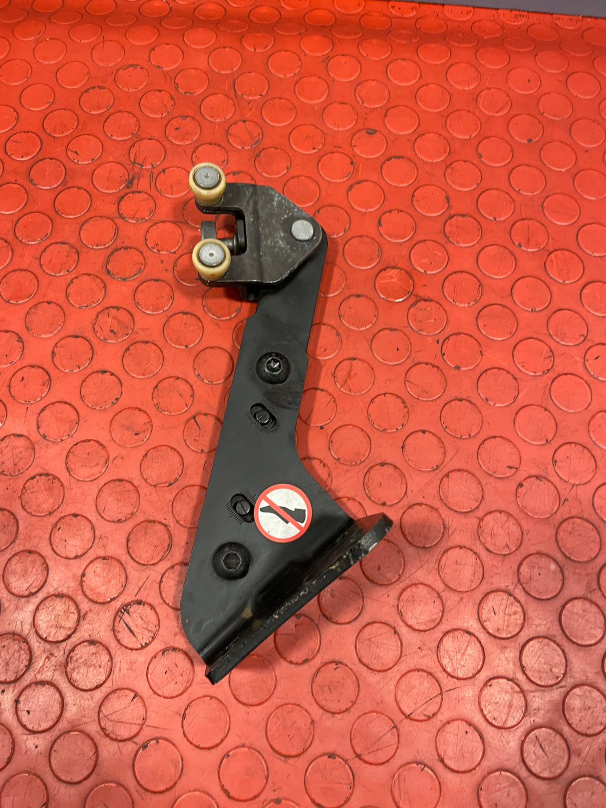 Peugeot Partner/Citroen Berlingo/Vauxhall Combo/Toyota Proace City SLIDING DOOR BOTTOM RUNNER Driver's Side O/S 2019-2024 P/N 98080758