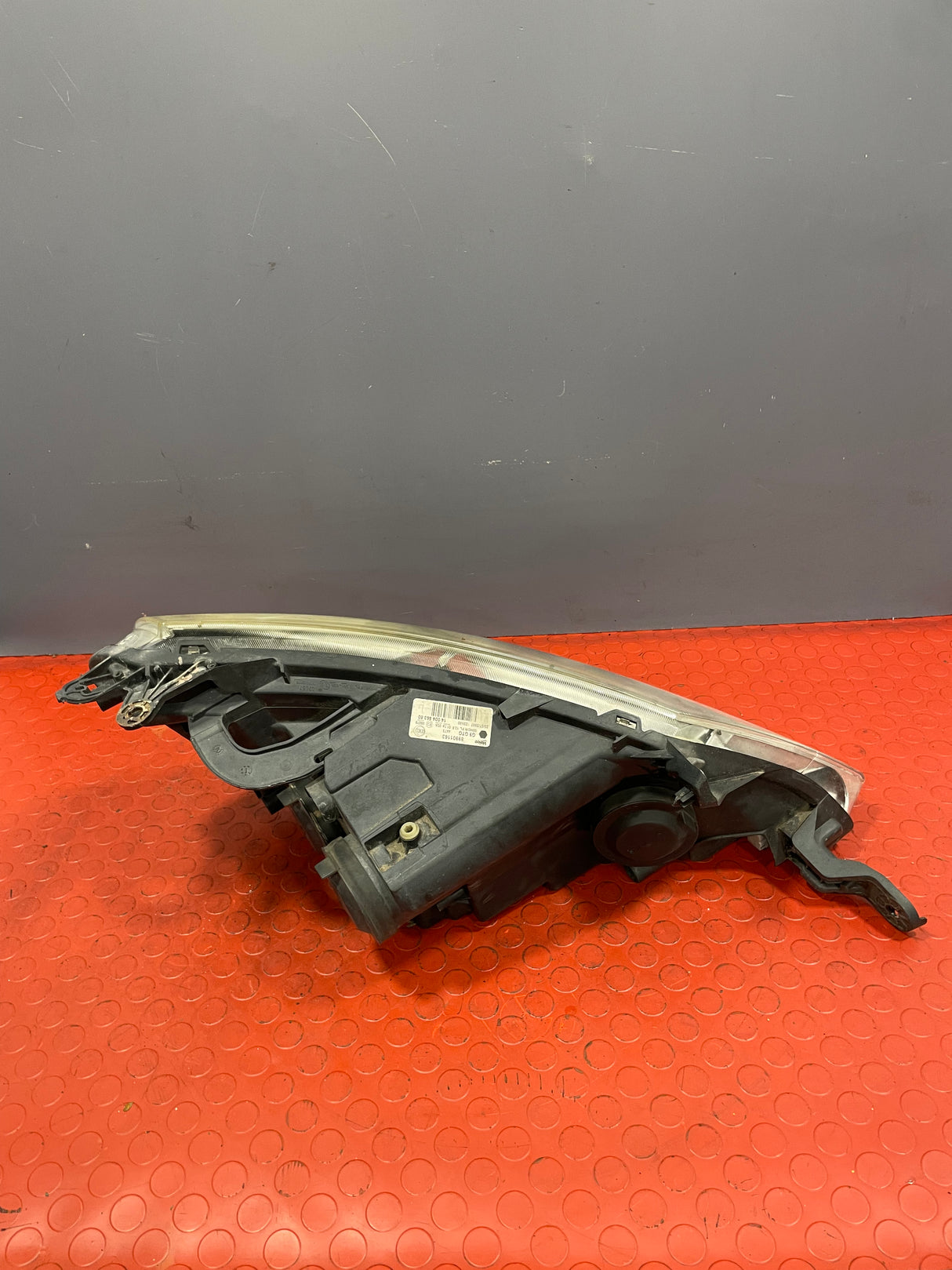 Citroen Dispatch/Peugeot Expert/Toyota Proace/Fiat Scudo HEADLIGHT Passenger's Side (1 Bulb Missing/Partly Yellowish Lens ) 2007-2016 P/N 89901163