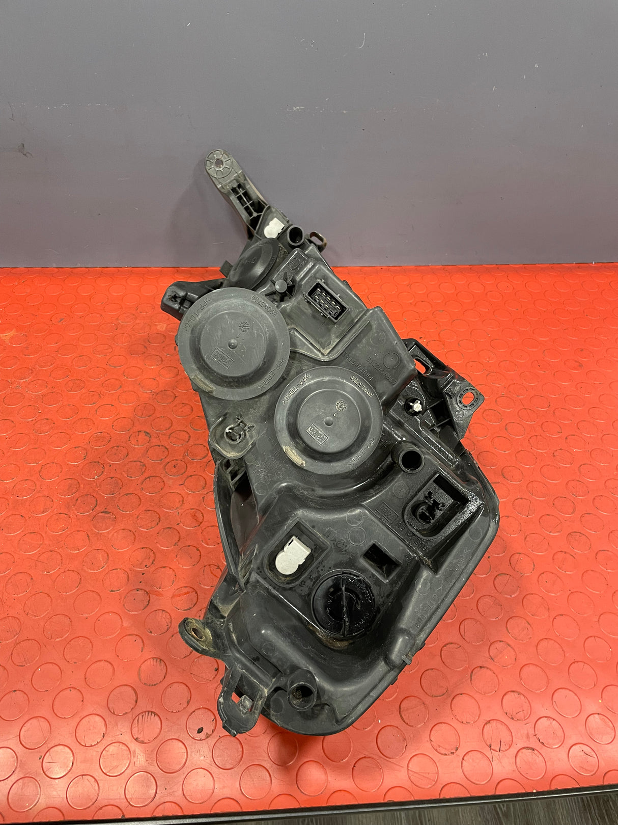 Citroen Dispatch/Peugeot Expert/Toyota Proace/Fiat Scudo HEADLIGHT Passenger's Side (1 Bulb Missing/Partly Yellowish Lens ) 2007-2016 P/N 89901163