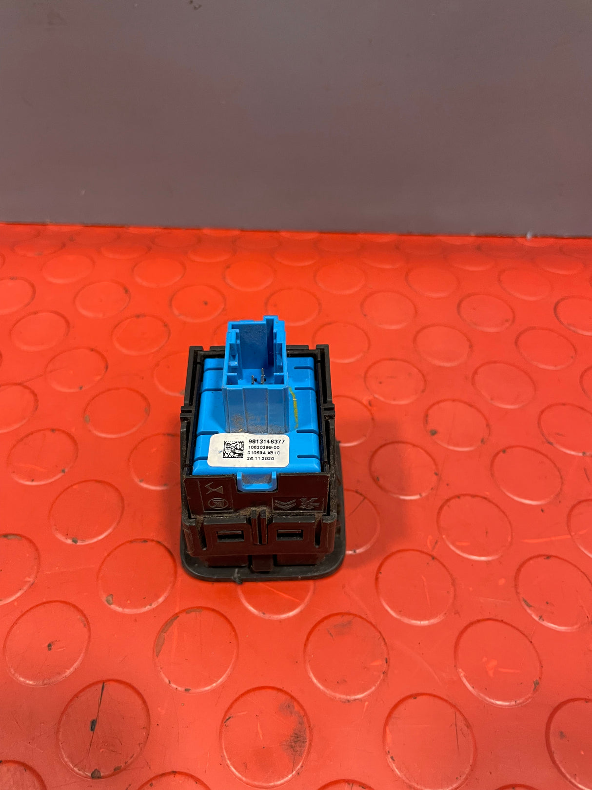 Citroen Berlingo/Peugeot Partner HANDBRAKE SWITCH 2016-2023 P/N 9813146377