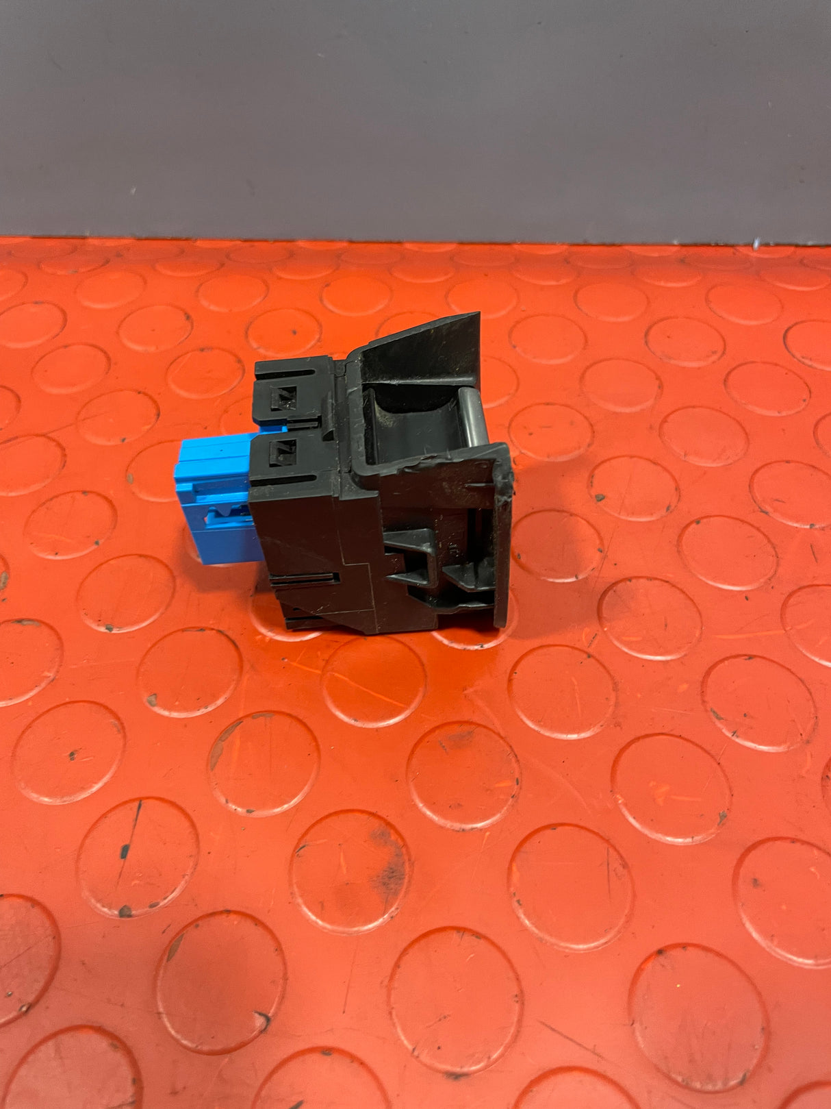 Citroen Berlingo/Peugeot Partner HANDBRAKE SWITCH 2016-2023 P/N 9813146377