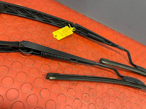 Toyota Hilux Invincible SET OF WIPER ARM LEFT & RIGHT W/ BOSCH BLADE 2017 P/N 5782525PA/5782526DR