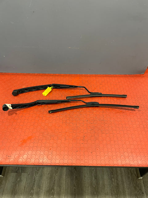 Toyota Hilux Invincible SET OF WIPER ARM LEFT & RIGHT W/ BOSCH BLADE 2017 P/N 5782525PA/5782526DR
