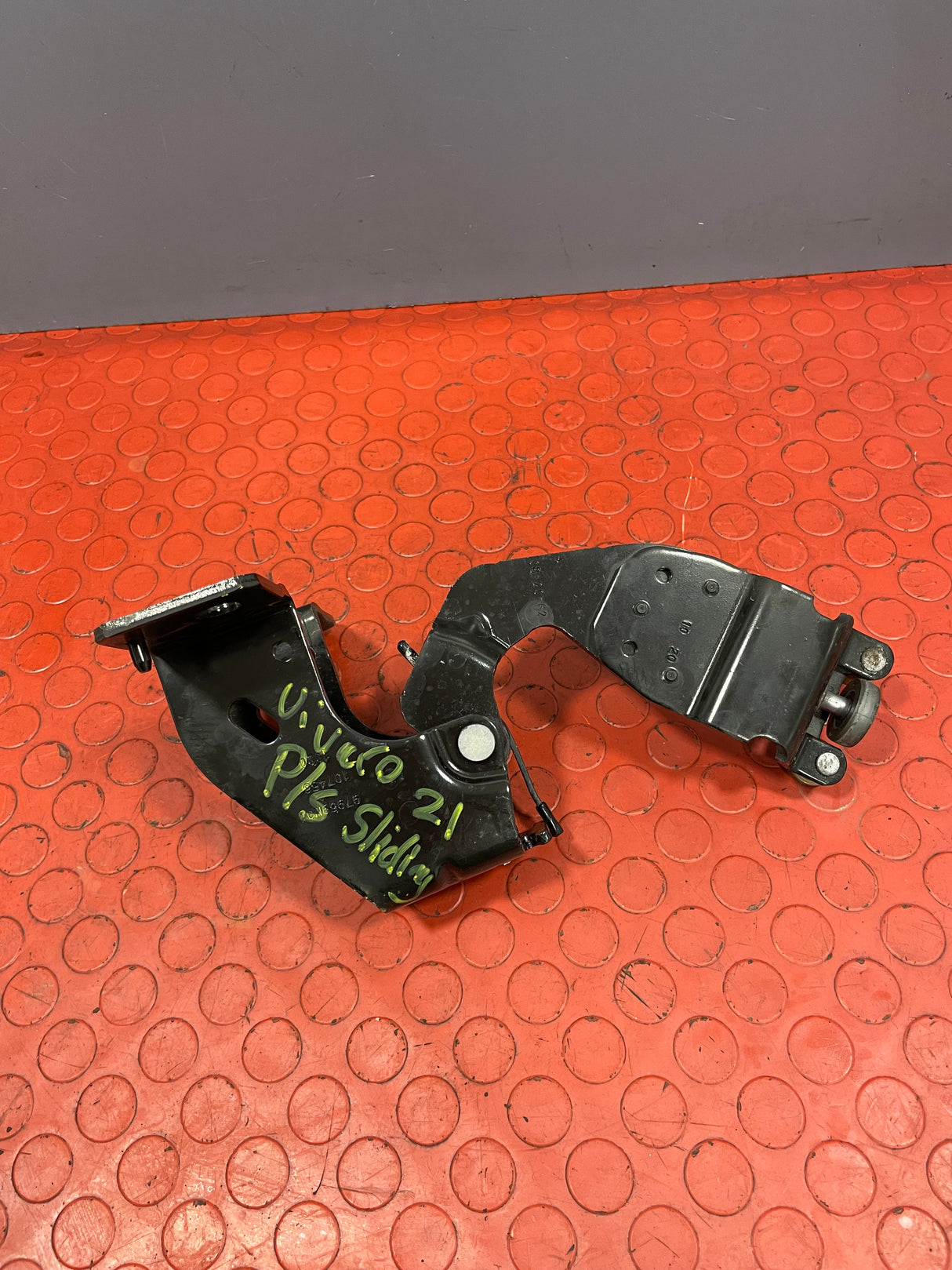 Vauxhall Vivaro/Citroen Dispatch/Peugeot Expert/Toyota Proace/Fiat Scudo CENTRE SLIDING DOOR ROLLER LEFT SIDE 2016-2024 P/N 9808074980