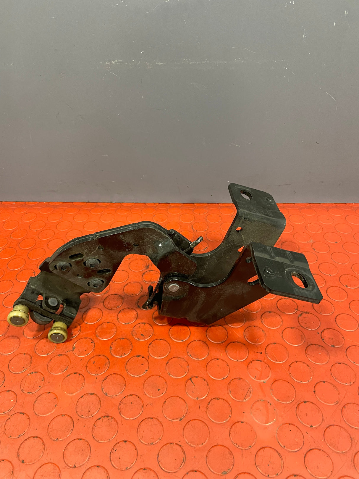 Vauxhall Vivaro/Citroen Dispatch/Peugeot Expert/Toyota Proace/Fiat Scudo CENTRE SLIDING DOOR ROLLER LEFT SIDE 2016-2024 P/N 9808074980