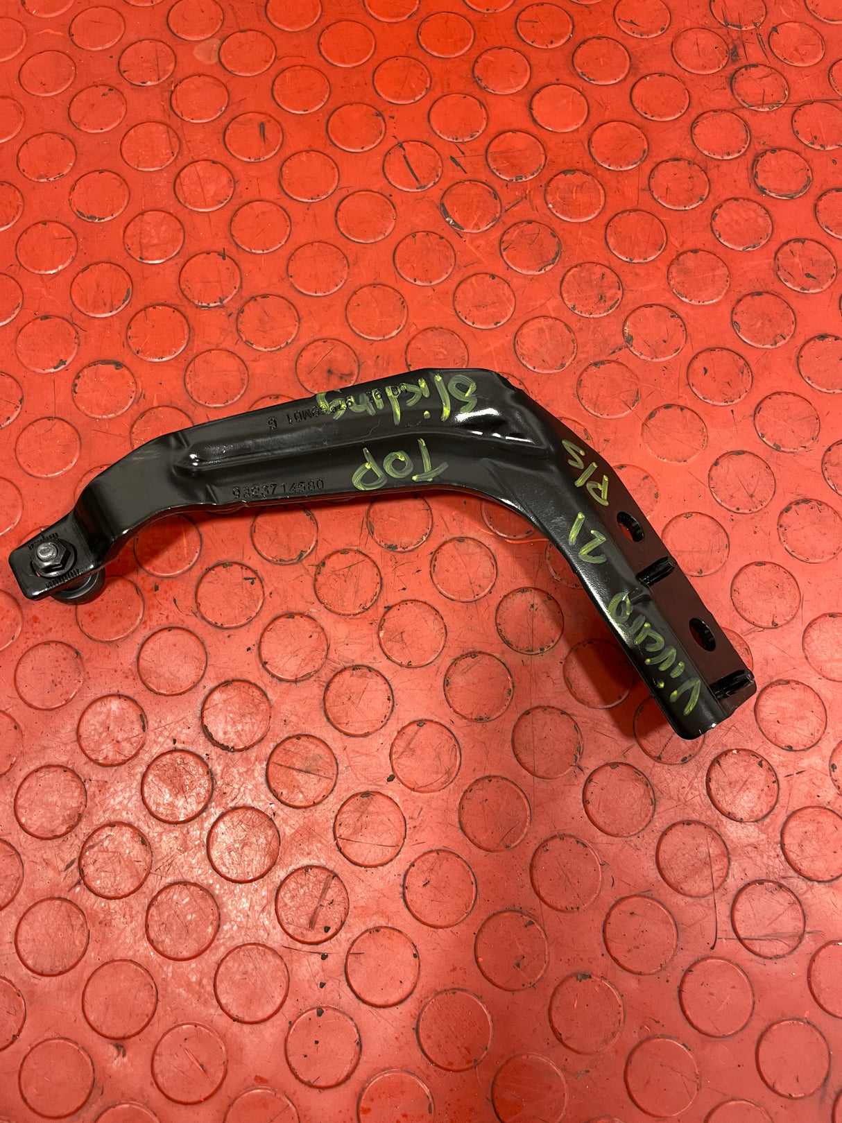 Toyota Proace/Citroen Dispatch/Peugeot Expert/Vauxhall Vivaro SIDE LOADING DOOR TOP ROLLER O/S DRIVERS SIDE 2017-2023 P/N 9823714580