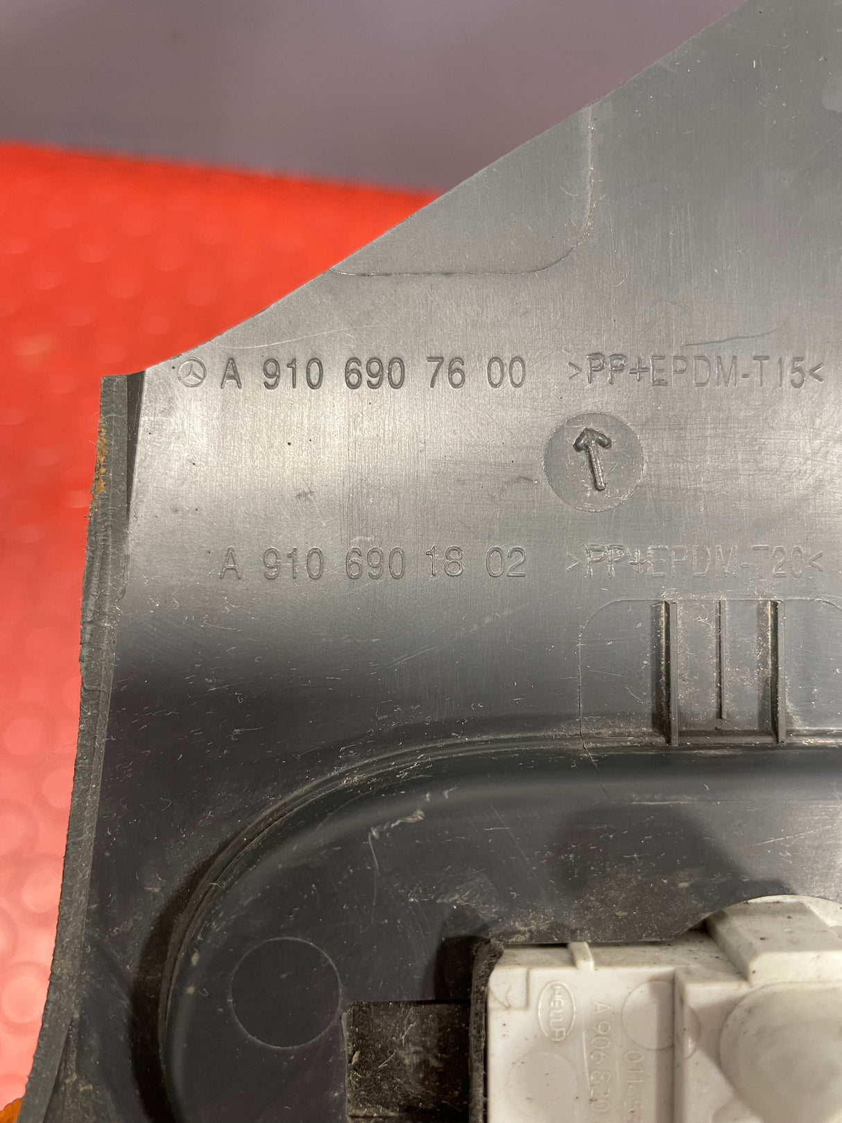 Mercedes Sprinter SIDE MARKER LIGHT/CLEARANCE LIGHT Damaged see pictures P/N A9068201456