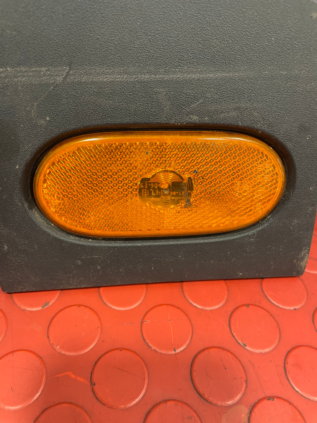 Mercedes Sprinter SIDE MARKER LIGHT/CLEARANCE LIGHT Damaged see pictures P/N A9068201456