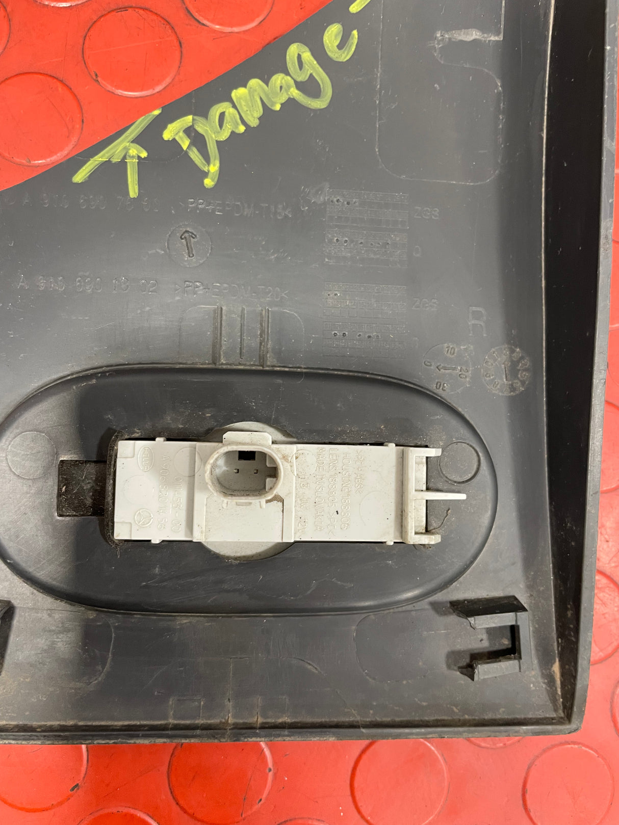 Mercedes Sprinter SIDE MARKER LIGHT/CLEARANCE LIGHT Damaged see pictures P/N A9068201456