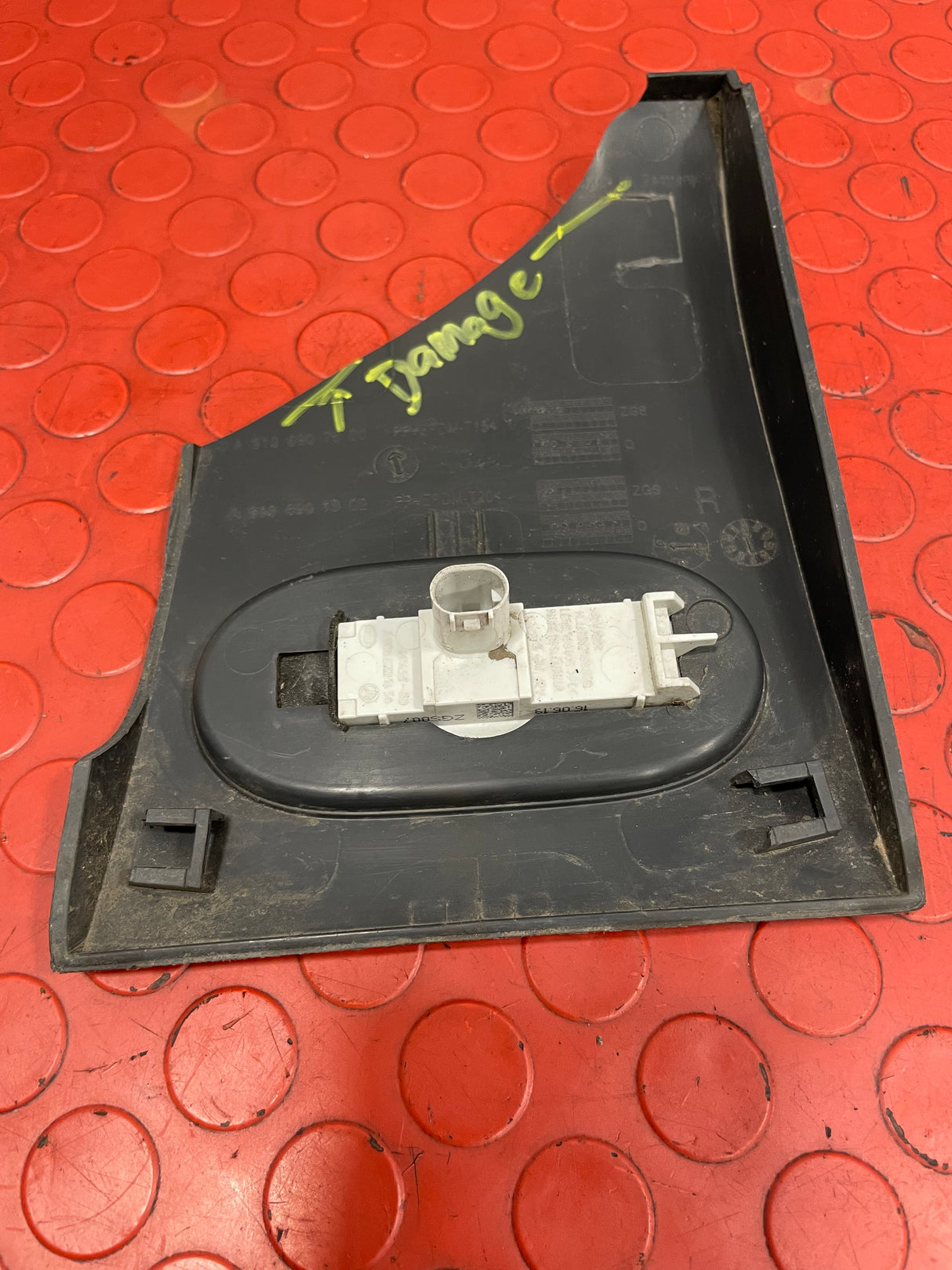 Mercedes Sprinter SIDE MARKER LIGHT/CLEARANCE LIGHT Damaged see pictures P/N A9068201456