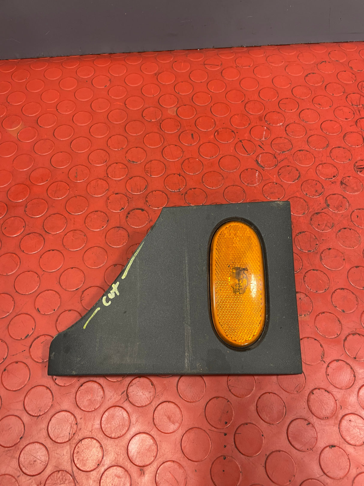 Mercedes Sprinter SIDE MARKER LIGHT/CLEARANCE LIGHT Damaged see pictures P/N A9068201456