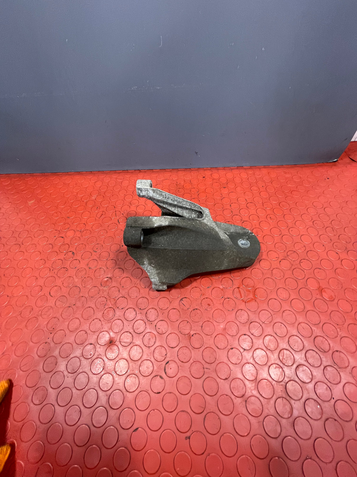 Ford Transit ENGINE MOUNT BRACKET MK7 2.4 RWD 2008 P/N 6C116037AA