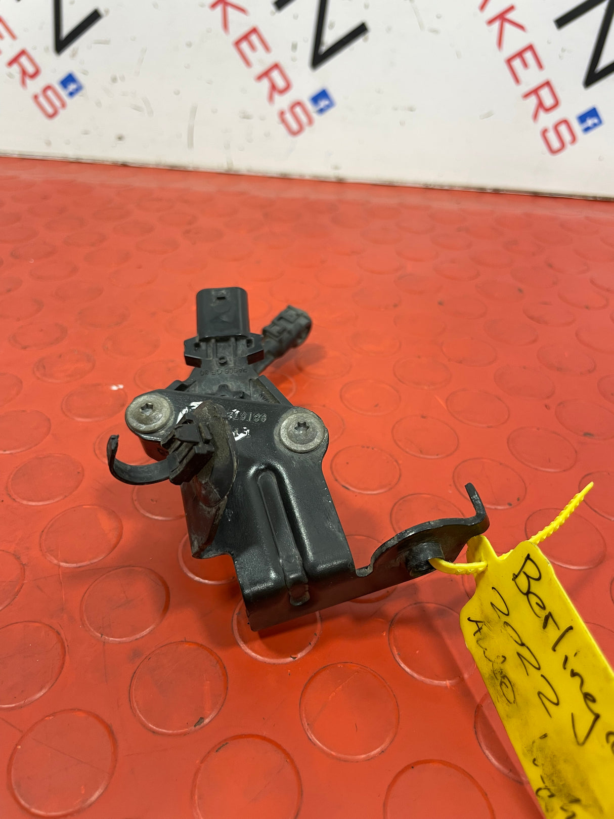 Citroen Berlingo Peugeot Partner HEADLIGHT LEVELING SENSOR AND BRACKET (LEFT SIDE) 2022 P/N9816729980