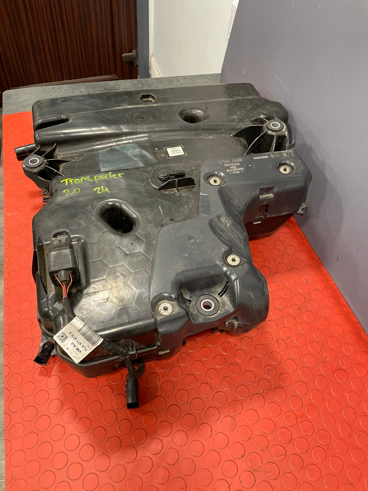 Volkswagen Transporter ADBLUE TANK w/ PUMP 2.0 2024 P/N 7LA131877E R/N 5WA131969 / 7LA971819A / 7LA131531
