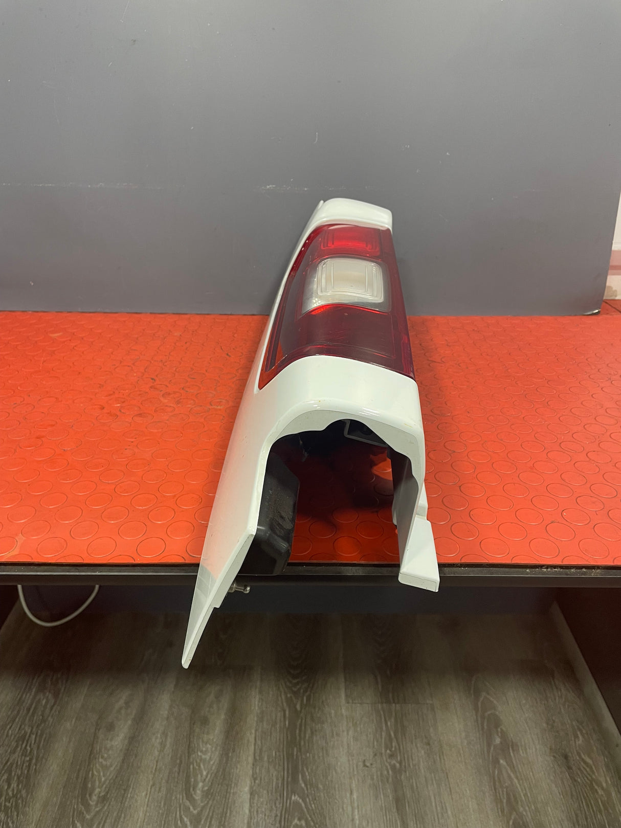 Vauxhall Vivaro/Renault Trafic II/Nv300 Primastar REAR TAILLIGHT ASSEMBLY Drivers Side White 2014-2019 P/N 265A60118P - 1