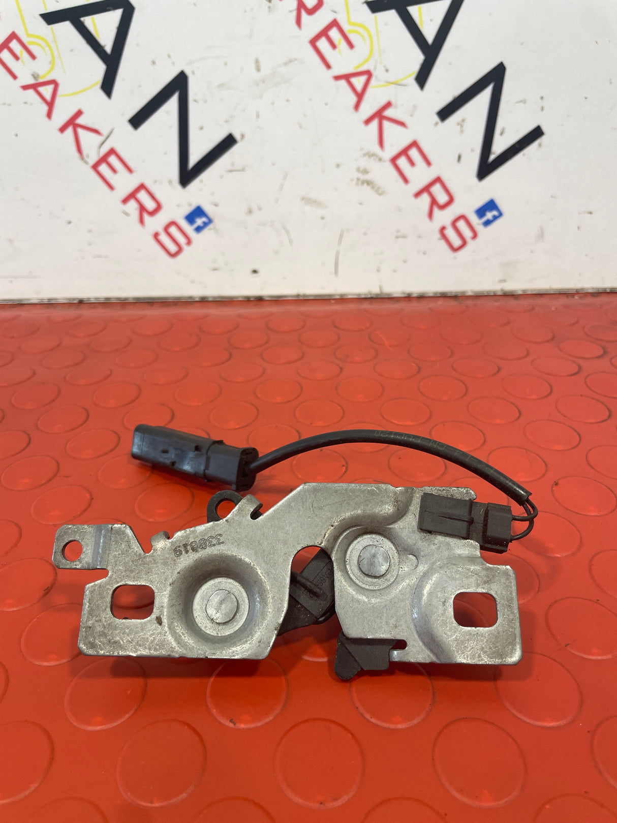 Vauxhall Combo E & Vauxhall Vivaro BONNET CATCH   2018-2023  P/N 9808870280