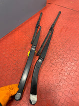 Toyota Hilux Invincible SET OF WIPER ARM LEFT & RIGHT W/ BOSCH BLADE 2017 P/N 5782525PA/5782526DR