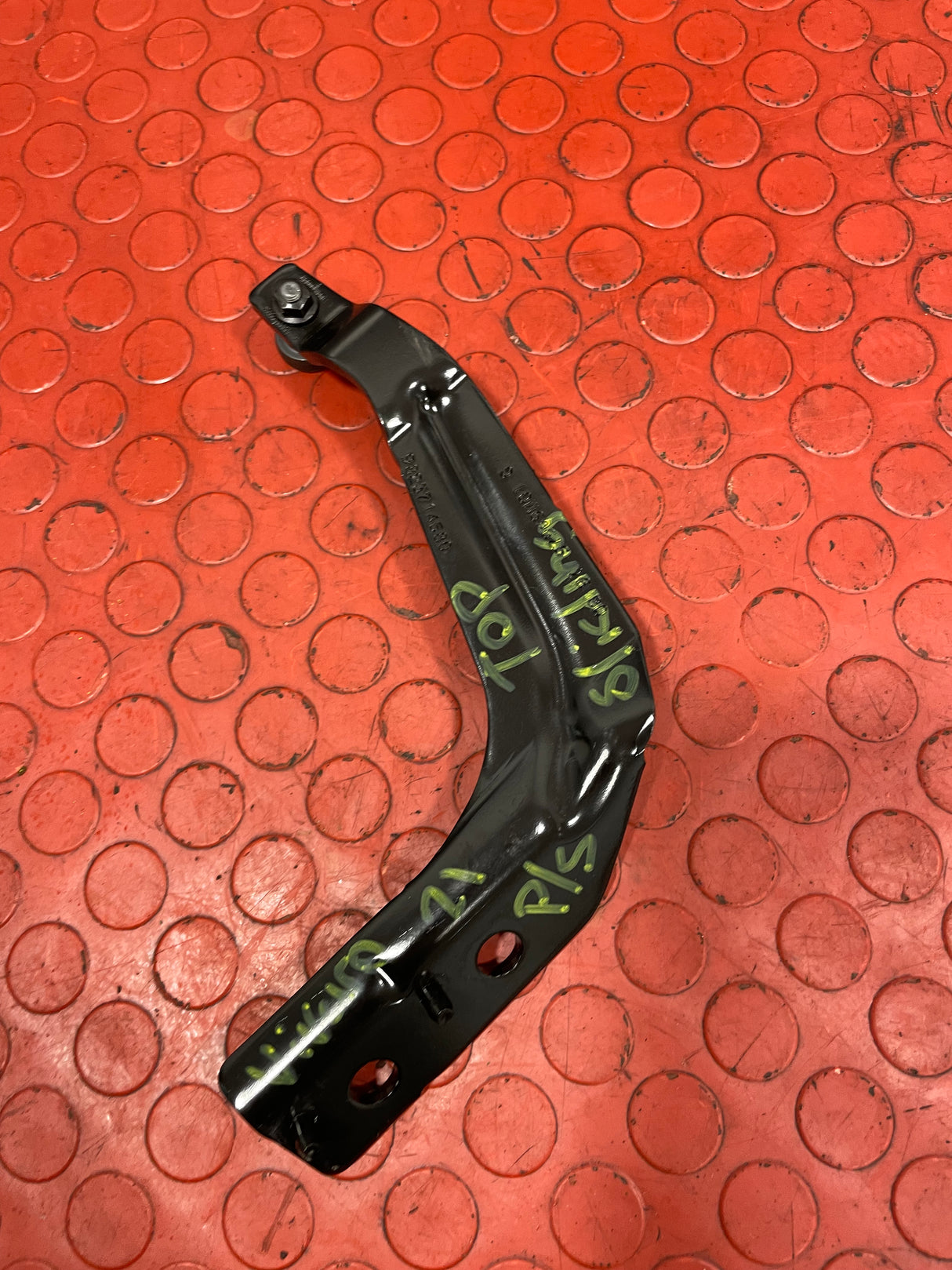 Toyota Proace/Citroen Dispatch/Peugeot Expert/Vauxhall Vivaro SIDE LOADING DOOR TOP ROLLER O/S DRIVERS SIDE  2017-2023   P/N 9823714580