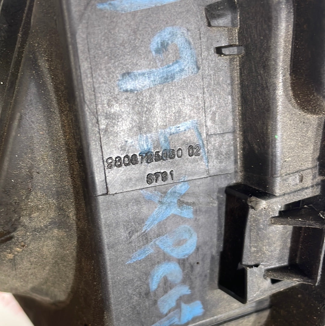 Citroen Dispatch/Peugeot Partner/Vauxhall Vivaro/Toyota Proace/Fiat Scudo FUEL COVER DOOR/FUEL FILLER CAP (White) 2016-2024 P/N 9808725080